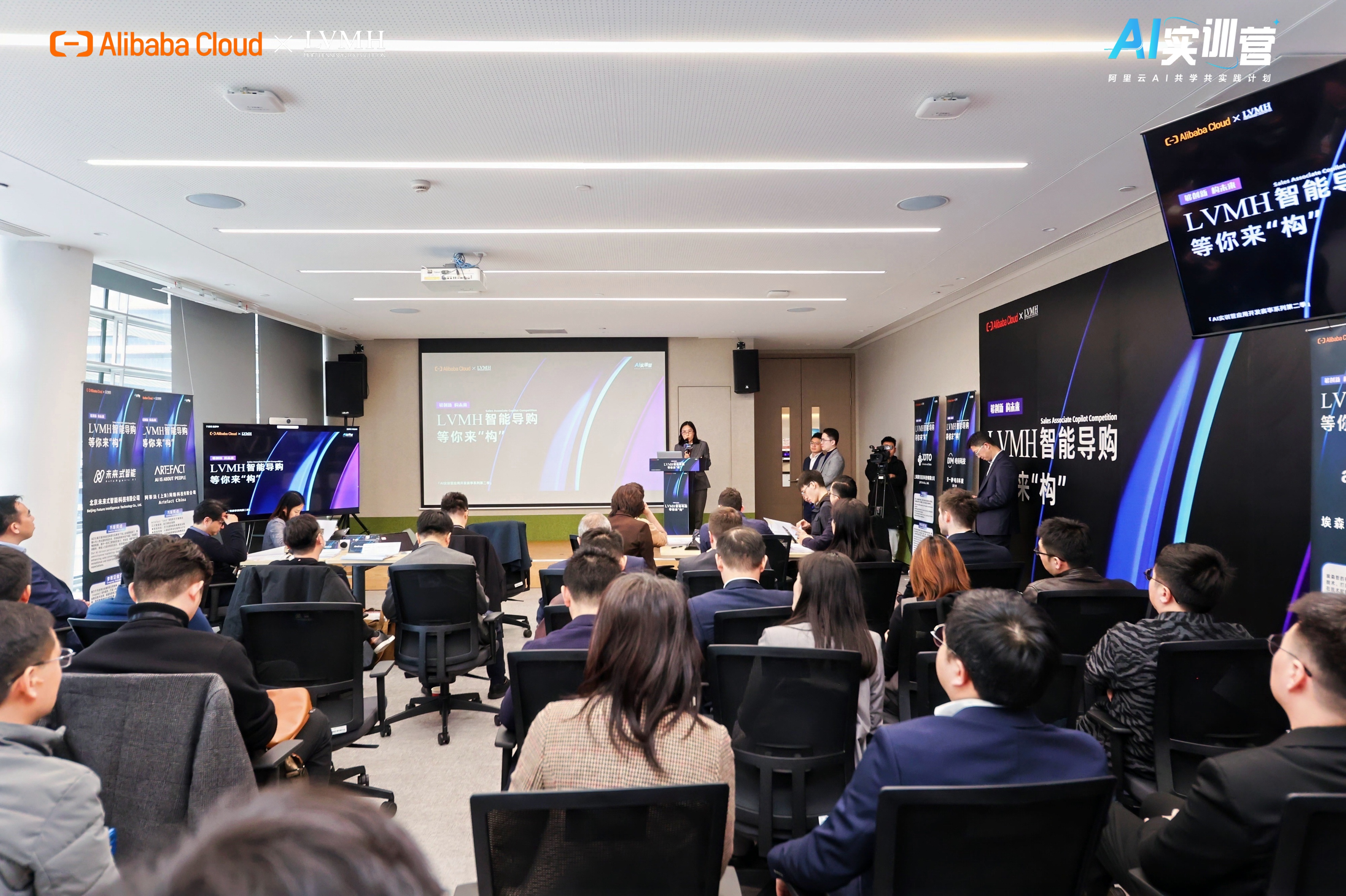 后：一场技术与场景的双向奔赴开元棋牌奢侈品拥抱 AI 背(图4)